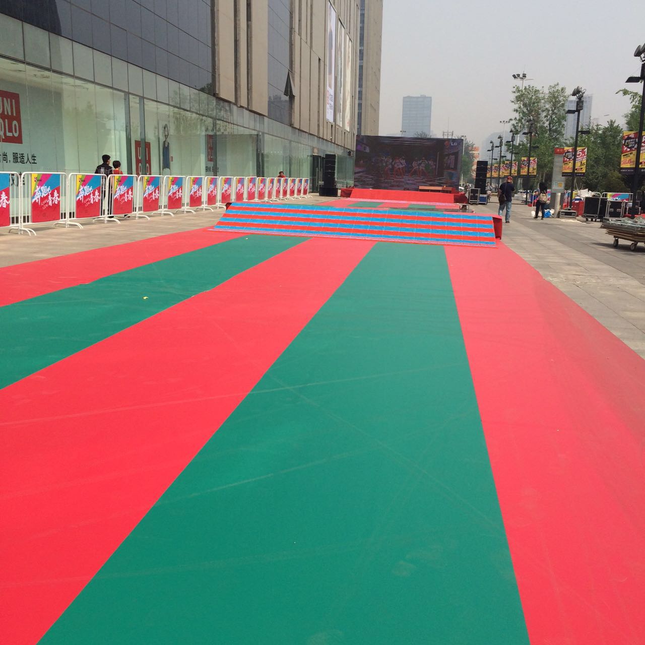 石家莊萬達(dá)廣場奔跑吧青春活動現(xiàn)場運(yùn)動地膠